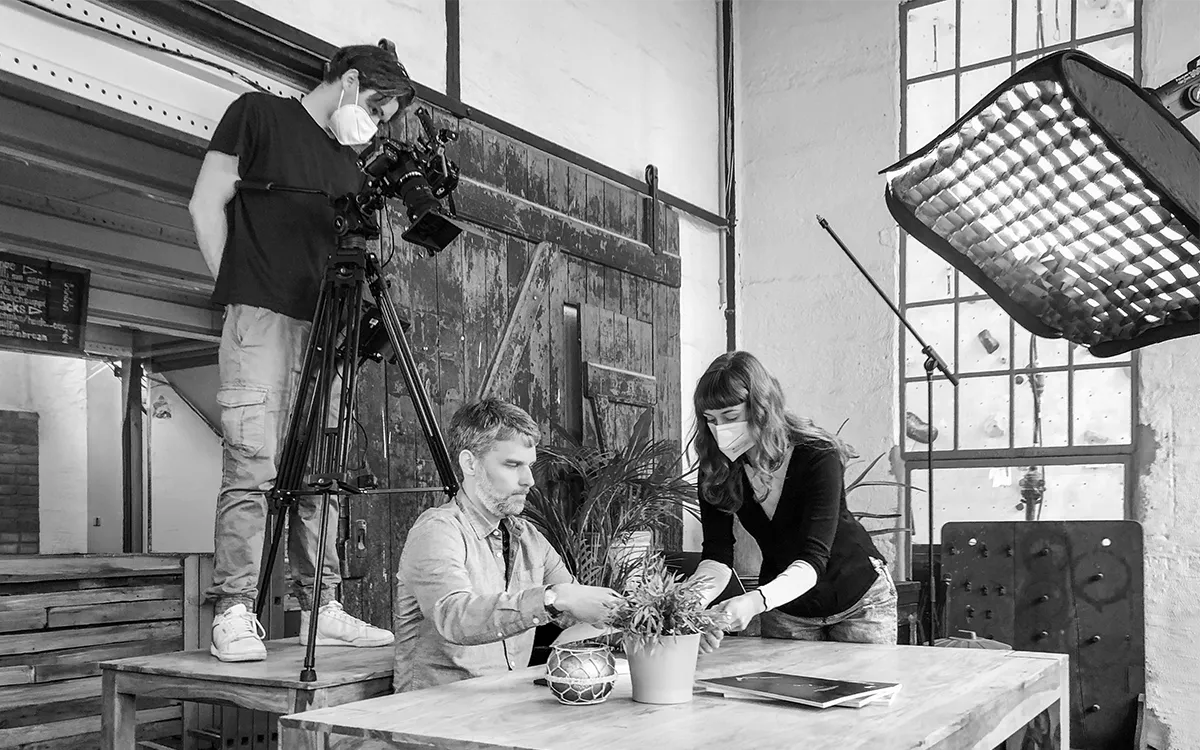 Sascha Zemke und Giovanna Castronari beim Videodreh für covidtestONLINE